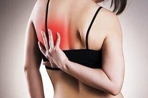 bolest pod levou lopatkou ze zad